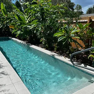 modern-pool-house-steps-from-florida-southern.hotelstampa.org/